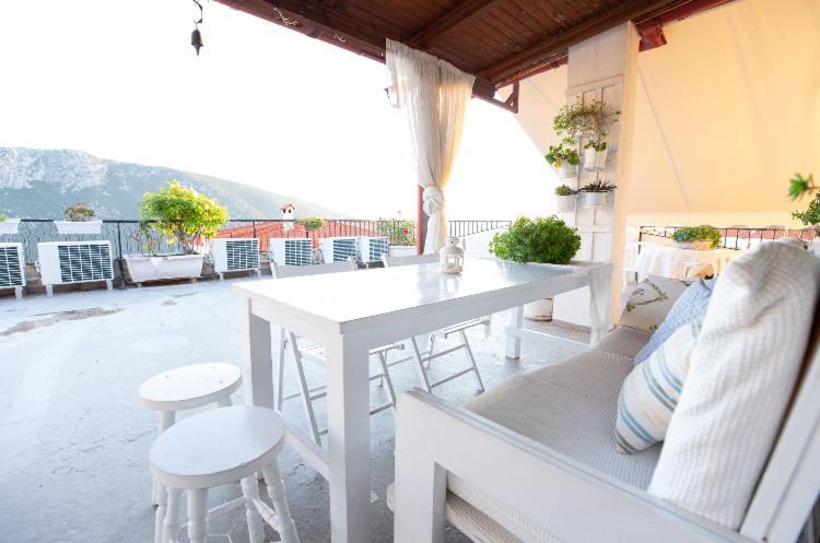 Apartment Kouros Delphi Bagian luar foto
